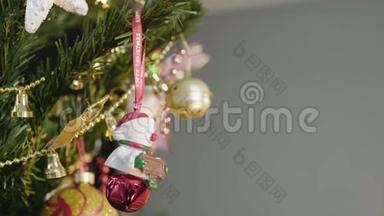 可爱的新年雪人快乐地在圣诞树上蹦蹦跳跳，寒假玩具